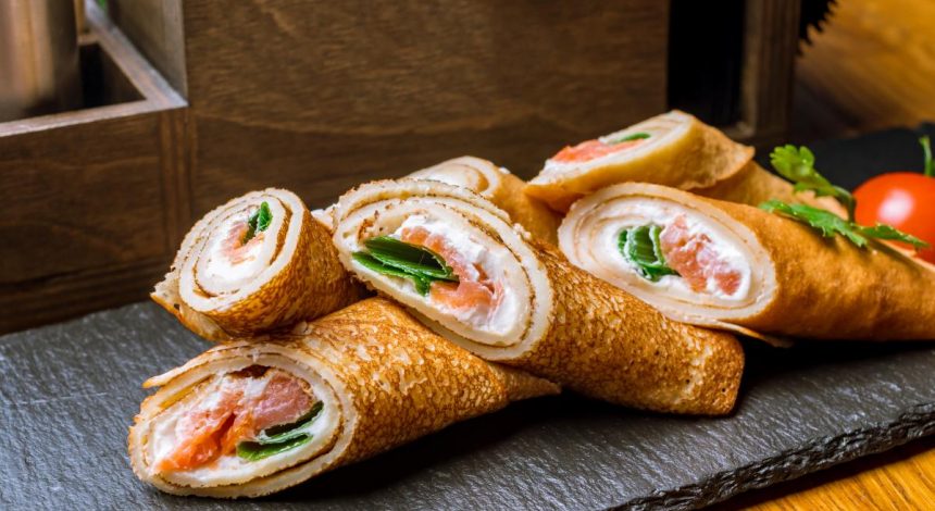 Неймовірні млинці з сьомгою: як приготувати яскраву страву на Масницю