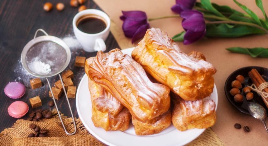 Еклери з вершковим кремом: як приготувати ніжні заварні тістечка