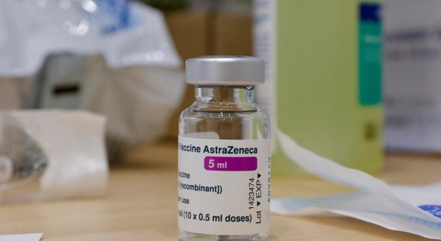 AstraZeneca впервые признала, что ее вакцина против COVID может вызывать тромбы