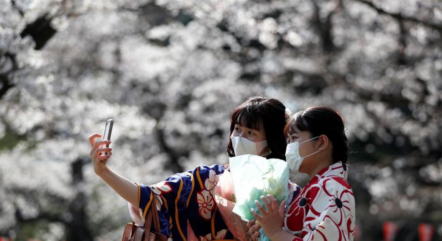 Японцы разучились улыбаться из-за ношения масок, теперь им нужны уроки улыбок