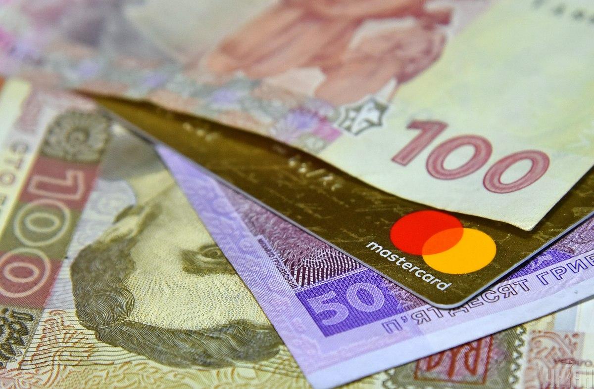 Додатково треба сплатити комісію за "видачу готівкових коштів в POS-терміналах / фото УНІАН