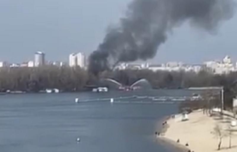 Пожежа в Києві - сталася пожежа на березі Дніпра / Скріншот Пожежа в Києві - сталася пожежа на березі Дніпра / Скріншот