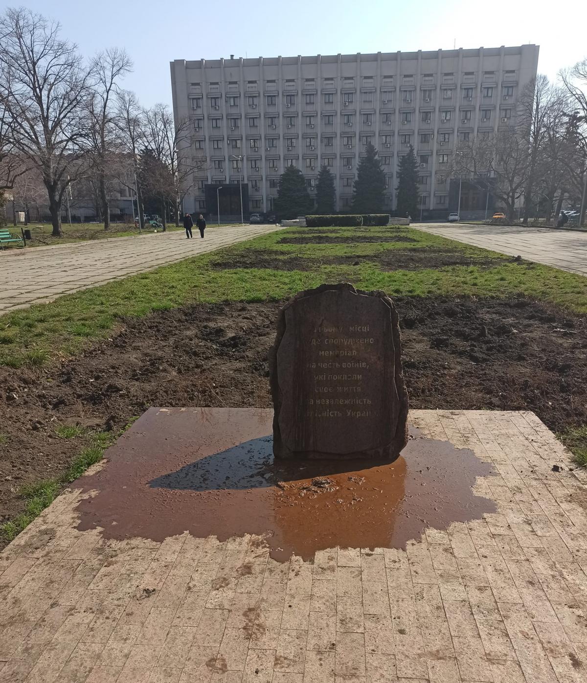 Мемориальный знак в таком состоянии случайно увидел участник АТО / фото Валерий Пузик, Facebook Мемориальный знак в таком состоянии случайно увидел участник АТО / фото Валерий Пузик, Facebook