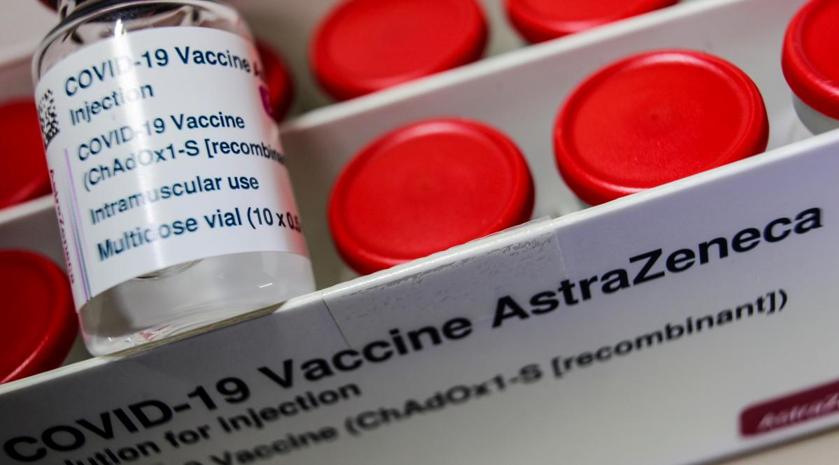 Украина утилизирует более 400 тысяч доз вакцины AstraZeneca / фото REUTERS