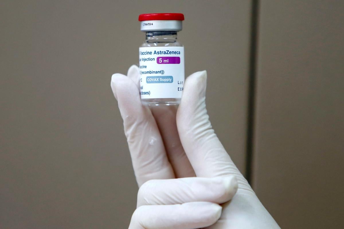 EMA підтвердило появу рідкісних побічних ефектів після щеплення вакциною AstraZeneca / фото REUTERS