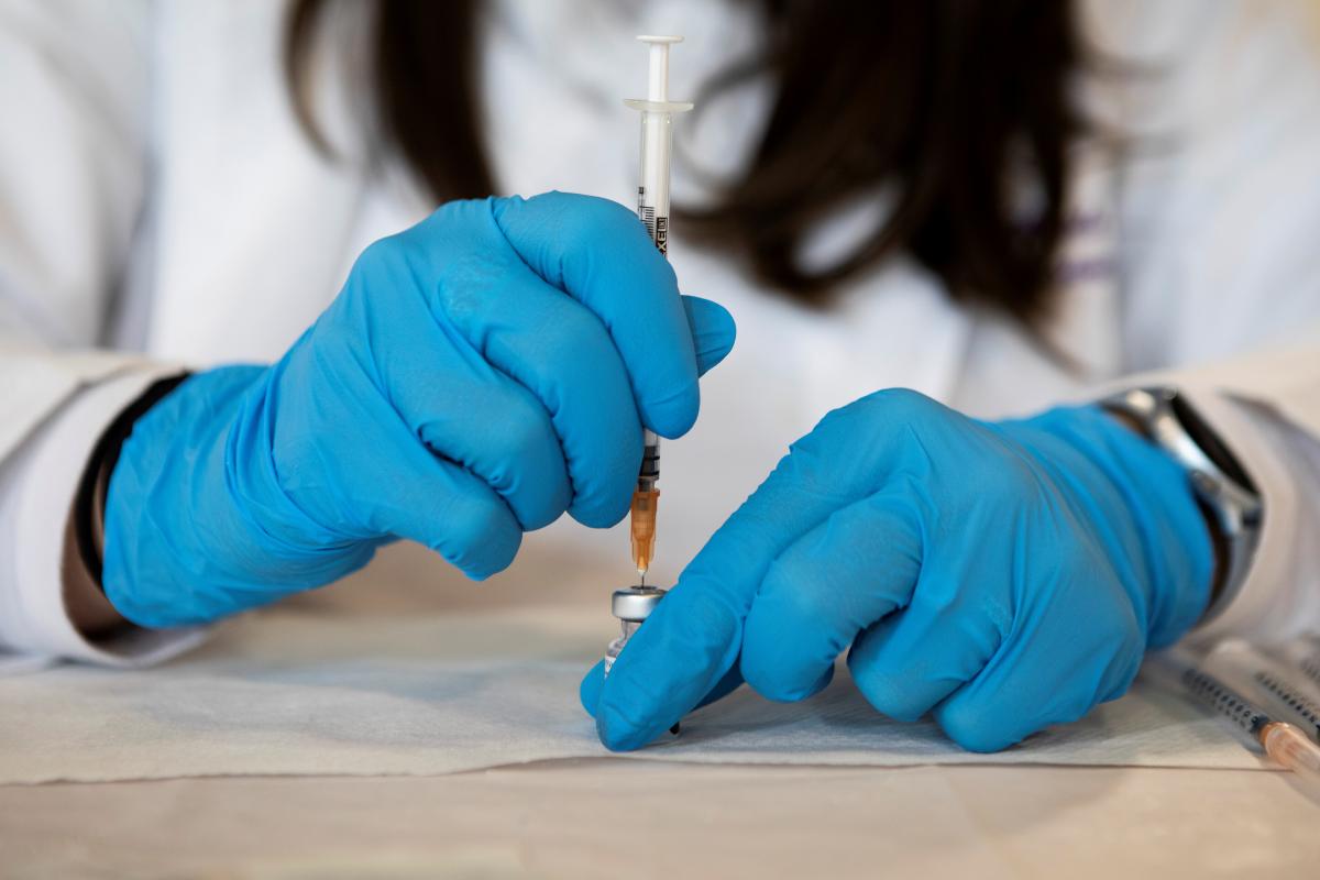 У Польщі вакцинуються препаратами Moderna, AstraZeneca і Pfizer-BioNTech / фото REUTERS