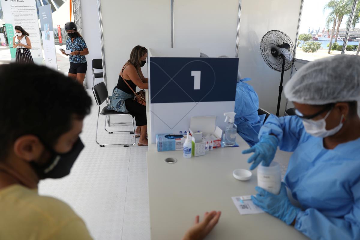 Лишь 23,6% населения Бразилии получили первую дозу вакцины от коронавируса / фото REUTERS