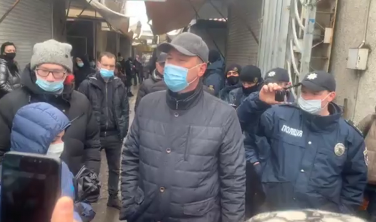 В Николаеве полиция не смогла закрыть рынок / Скриншот с видео
