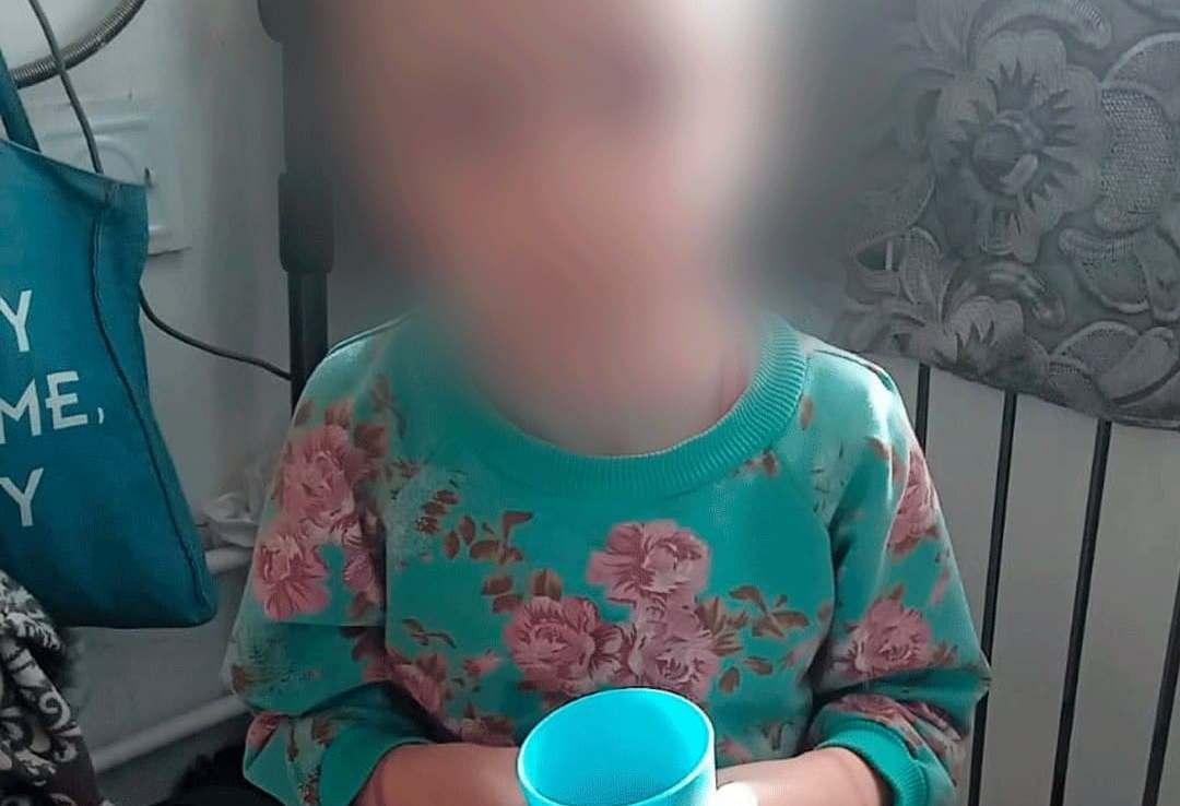 Мати пов'язувала доньку, щоб не заважала / фото t.me/Lshot Мати пов'язувала доньку, щоб не заважала / фото t.me/Lshot