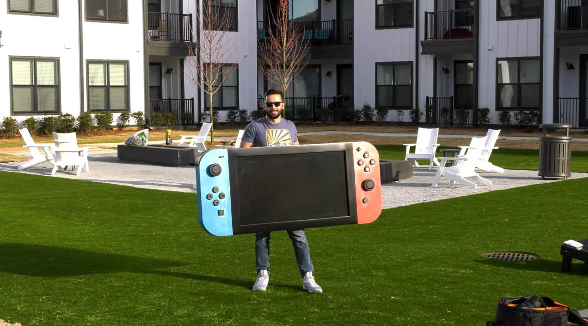 Майкл Пик с гигантской Nintendo Switch / скриншот Майкл Пик с гигантской Nintendo Switch / скриншот