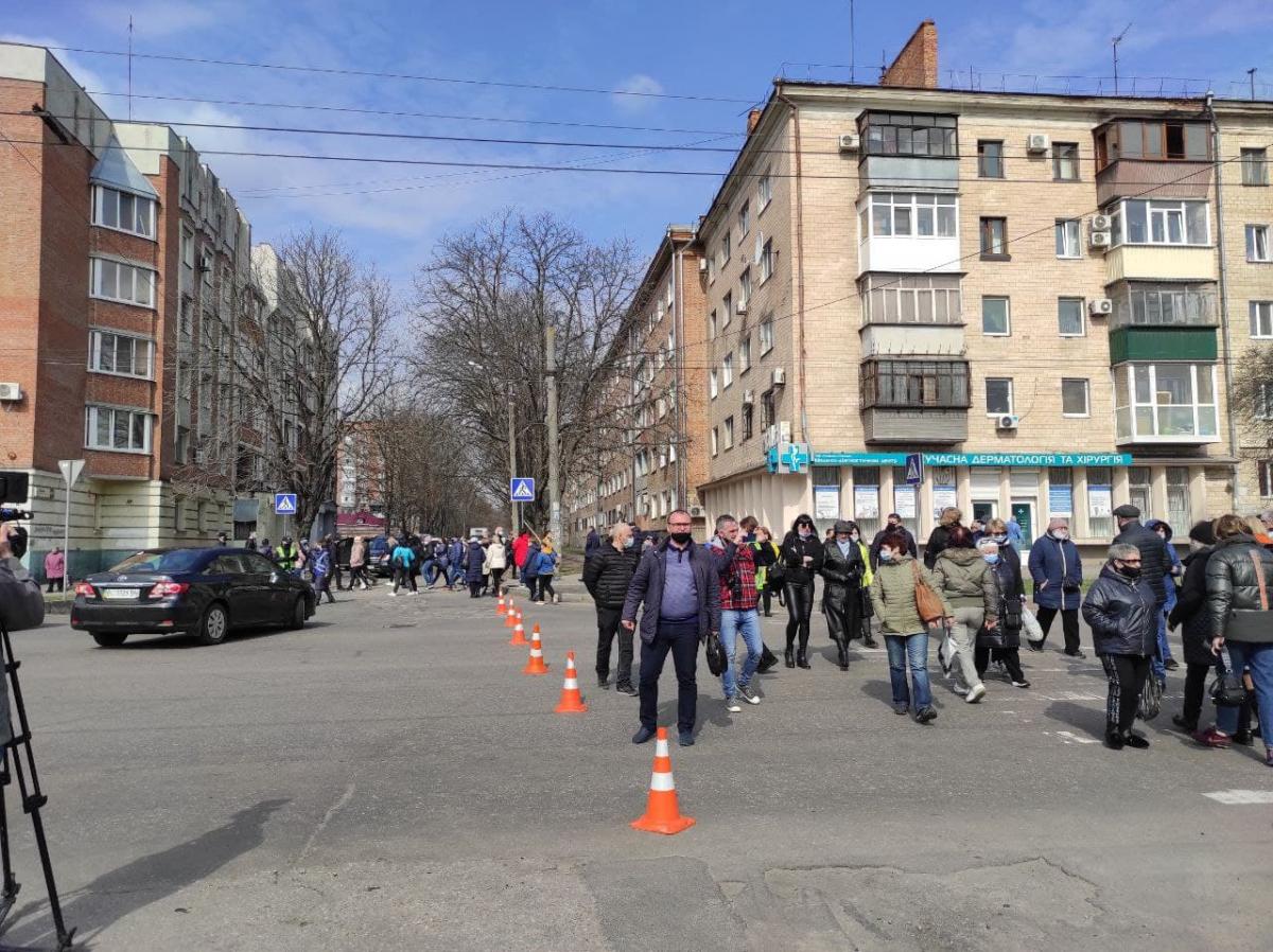 Полтавські підприємці перекрили рух центральними вулицями міста / фото Зміст Полтавські підприємці перекрили рух центральними вулицями міста / фото Зміст