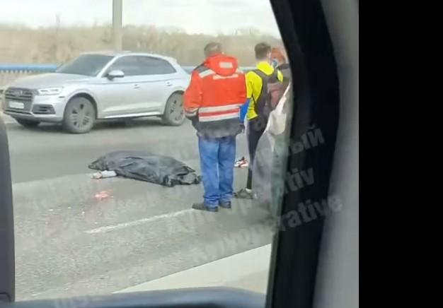 На записі видно, що на місце інциденту приїхали два автомобілі швидкої допомоги / скріншот з відео На записі видно, що на місце інциденту приїхали два автомобілі швидкої допомоги / скріншот з відео