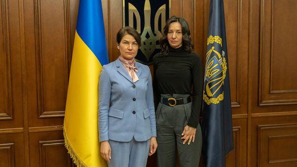 Ірина Венедіктова із мамою загиблих дівчаток / фото facebook.com/VenediktovaIryna Ірина Венедіктова із мамою загиблих дівчаток / фото facebook.com/VenediktovaIryna