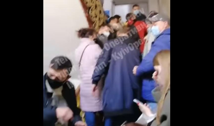 Спецпропуски Киев - появилось видео больших очередей киевлян для получения пропусков / скриншот Спецпропуски Киев - появилось видео больших очередей киевлян для получения пропусков / скриншот