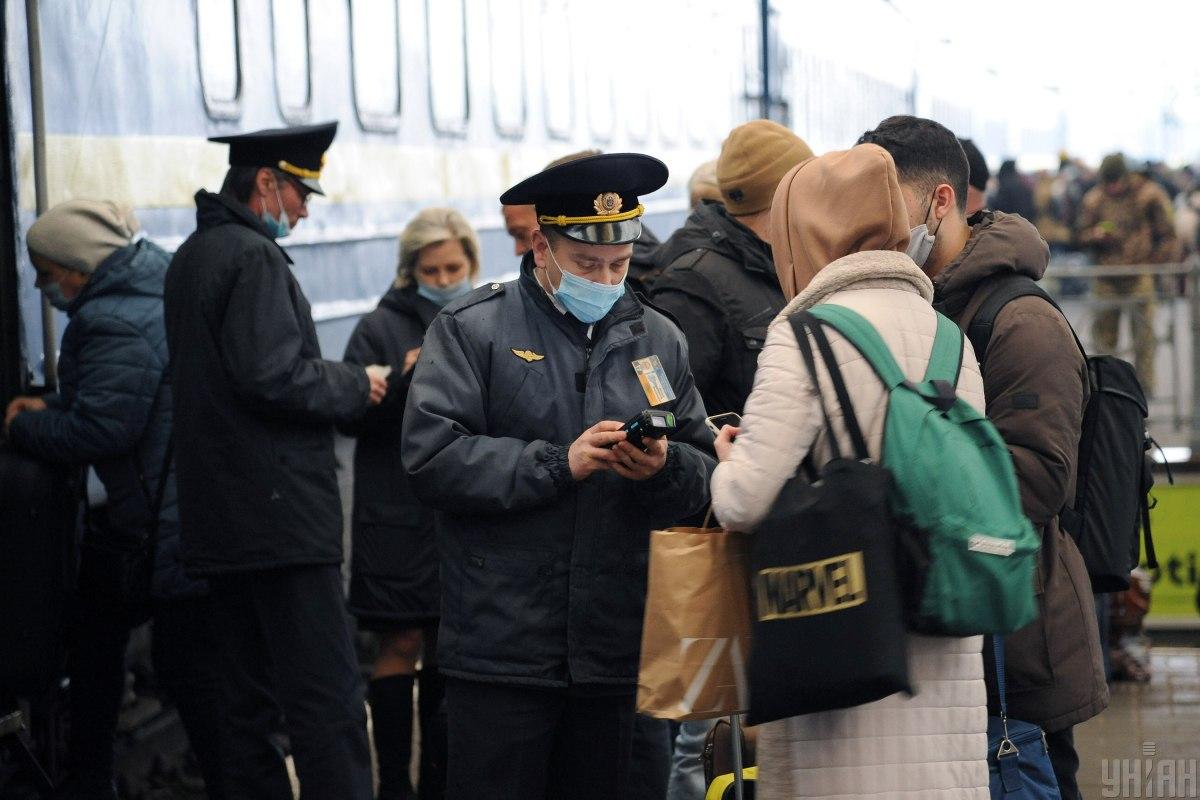 «Укрзализныця» наконец взялась за пассажиров-«безмасочников» / фото УНИАН