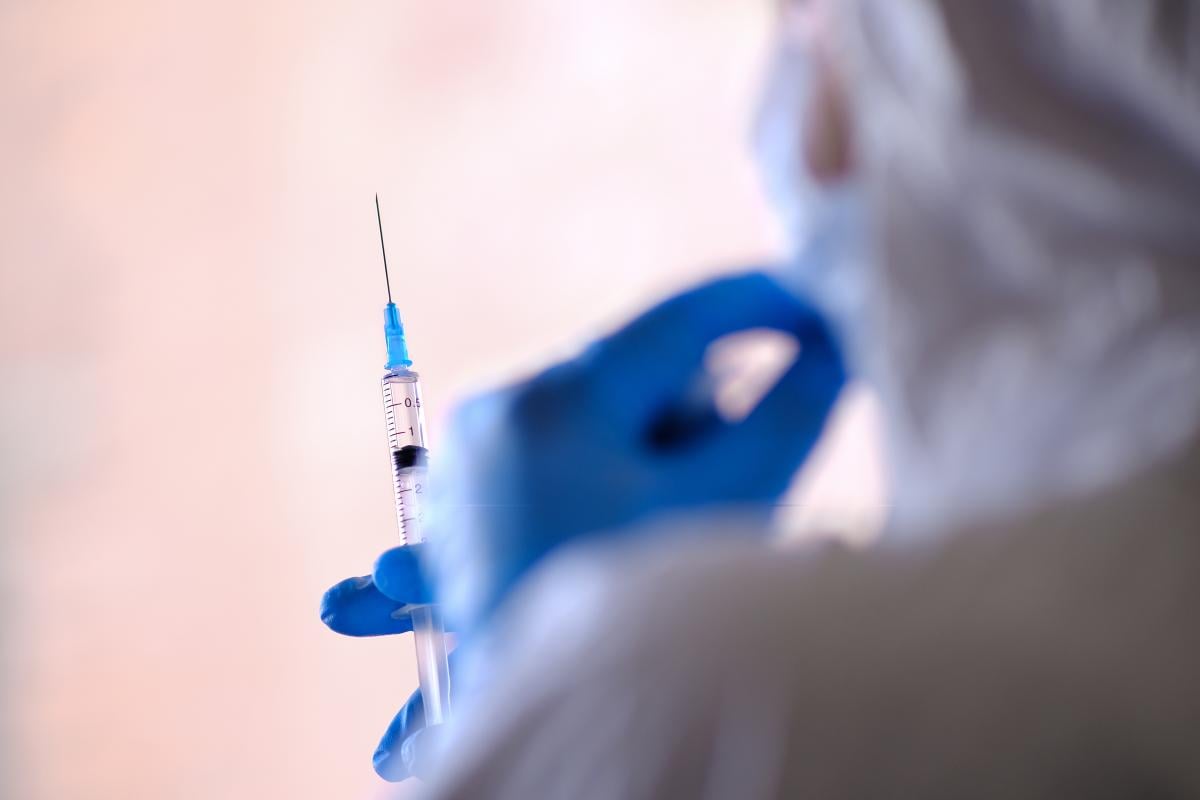 Массовая вакцинация в Моршине позволит создать 70% иммунной прослойки / фото ua.depositphotos.com