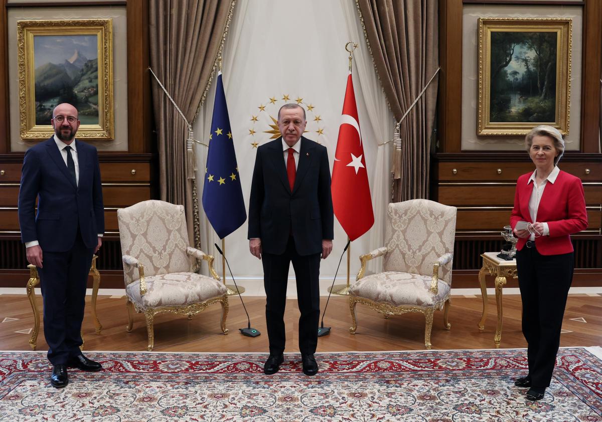 Шарль Мішель і Урсула фон дер Ляєн на зустрічі з Ердоганом \ фото REUTERS Шарль Мішель і Урсула фон дер Ляєн на зустрічі з Ердоганом \ фото REUTERS