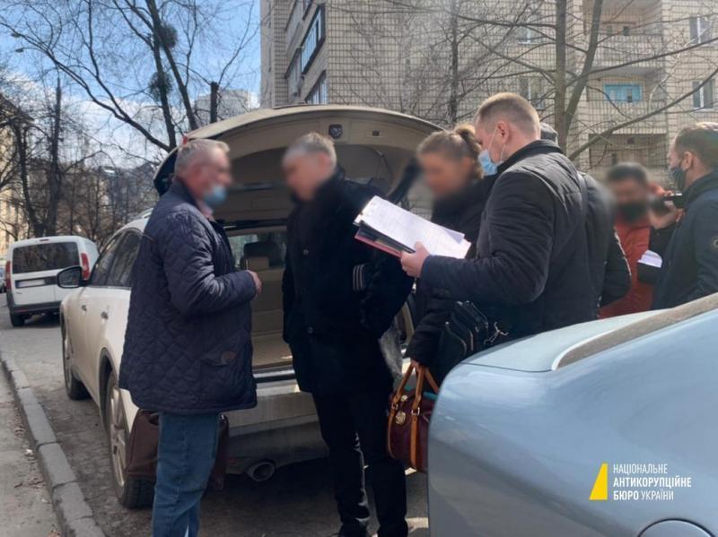 Напередодні детективи та прокурори затримали адвокатів «на гарячому» під час отримання хабаря / фото НАБУ Напередодні детективи та прокурори затримали адвокатів «на гарячому» під час отримання хабаря / фото НАБУ