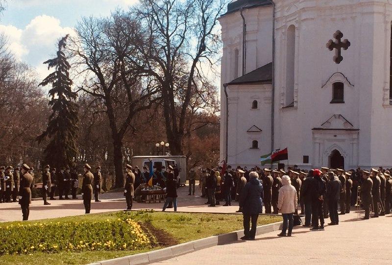 Попрощатися із військовослужбовцем прийшли кількасот людей / фото УНІАН Попрощатися із військовослужбовцем прийшли кількасот людей / фото УНІАН