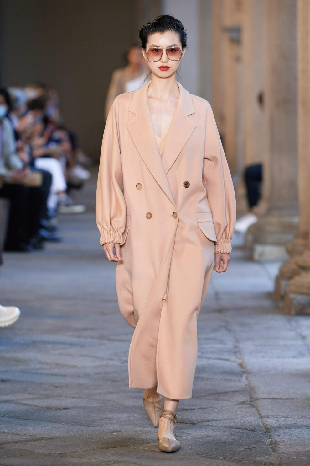 Модные пальто весна 2021 / фото Max Mara Модные пальто весна 2021 / фото Max Mara