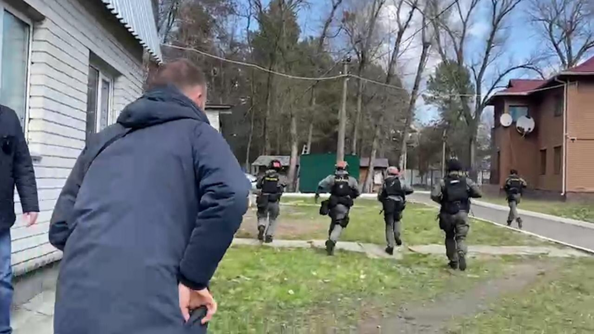 Полиция пришла с проверкой к "охранникам" Медведчука: расследуют захват земли / liga.net