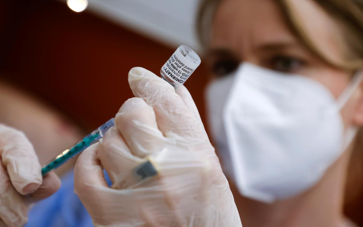 В Украине могут делать до 10 миллионов прививок от COVID-19 в месяц / фото REUTERS