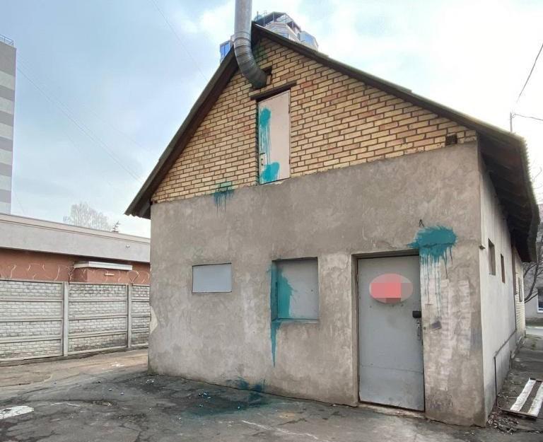 Зловмисник пошкодив фасад приміщення, паркан та втік на авто / фото Національної поліції Зловмисник пошкодив фасад приміщення, паркан та втік на авто / фото Національної поліції