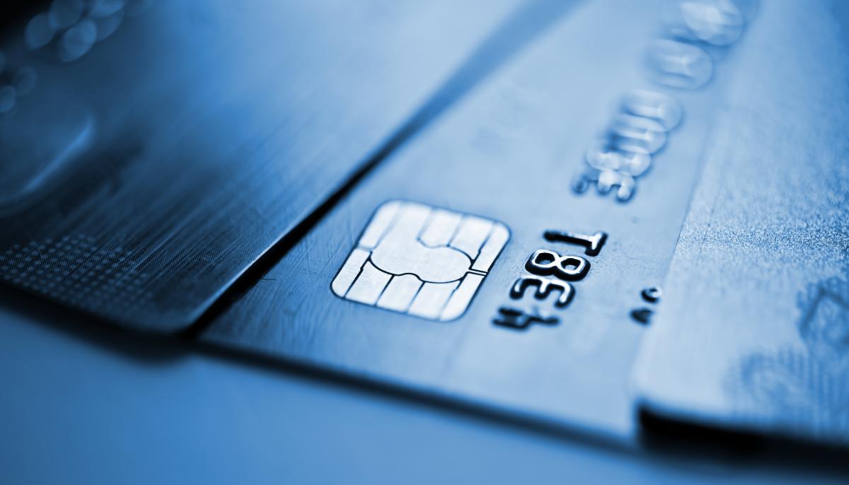 Громадяни продовжують левову частку своїх заощаджень тримати на банківських картках / фото ua.depositphotos.com
