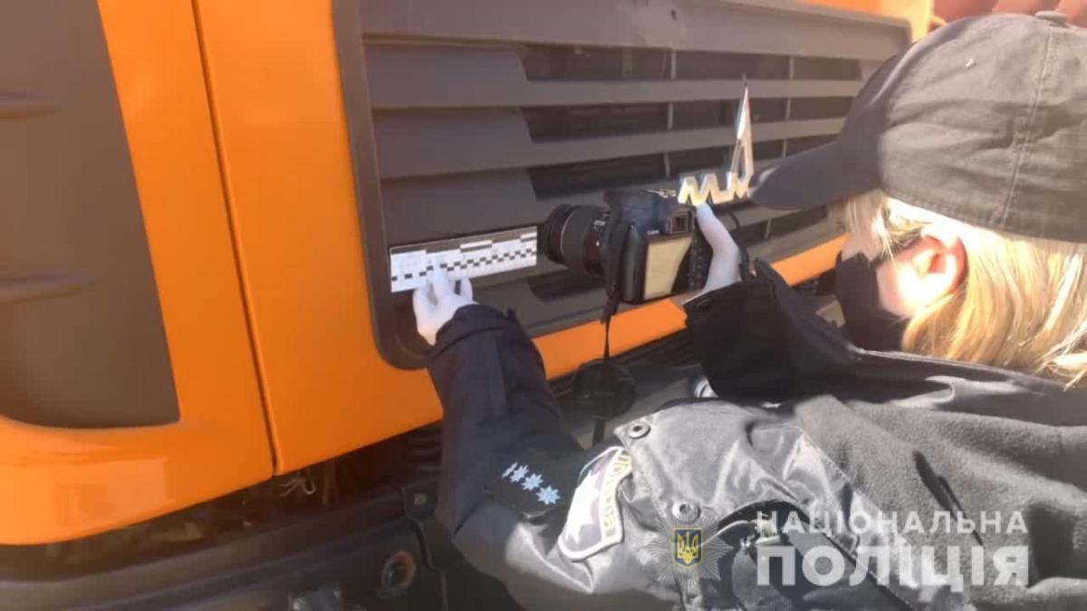 Машина, на которой сбили человека под Одессой, принадлежит одному из коммунальных предприятий / фото Национальной полиции