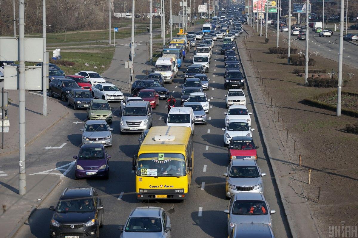 2014 по 2018 рік середній вік ввезених авто був менше ніж 5 років / фото УНІАН, В'ячеслав Ратинський