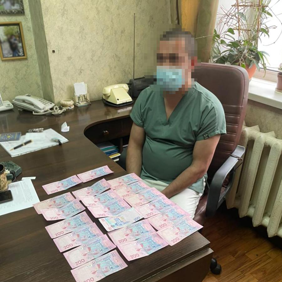 В Киеве двух медиков задержали за вымогательство денег при выдаче тела умершей от COVID (видео) В Киеве двух медиков задержали за вымогательство денег при выдаче тела умершей от COVID (видео)