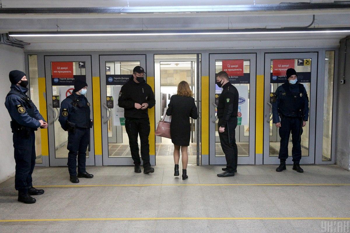 Вход в метро и другой общественный транспорт - только по спецпропускам / фото УНИАН, Ковальчук Виктор