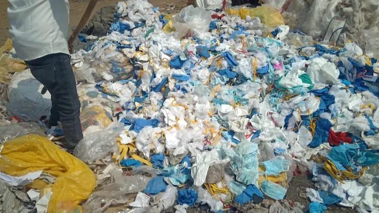 На території фабрики правоохоронці виявили масу брудних масок для обличчя / фото India Today На території фабрики правоохоронці виявили масу брудних масок для обличчя / фото India Today