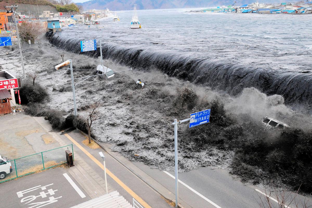 Ученые заявили, что мертвые микроорганизмы могут вызывать цунами \ фото REUTERS