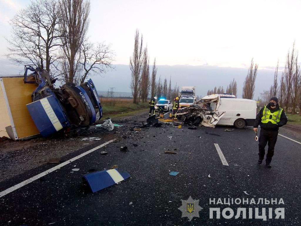 Зіткнення двох автомобілів сталося сьогодні вранці / фото Нацполіції Зіткнення двох автомобілів сталося сьогодні вранці / фото Нацполіції