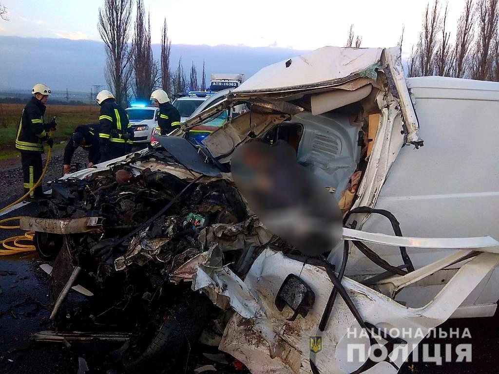 Один водій загинув, іншого – госпіталізовано / фото Нацполіції Один водій загинув, іншого – госпіталізовано / фото Нацполіції
