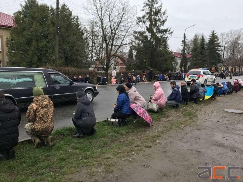 Люди зустрічали тіло Героя на колінах / фото АСС Люди зустрічали тіло Героя на колінах / фото АСС