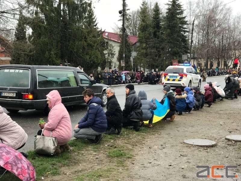 Люди зустрічали тіло Героя на колінах / фото АСС Люди зустрічали тіло Героя на колінах / фото АСС