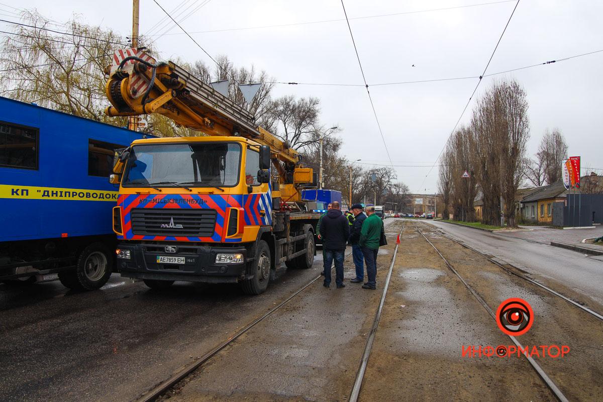 Постраждалу у Дніпрі жінку забрала "швидка" / фото "Інформатор" Постраждалу у Дніпрі жінку забрала "швидка" / фото "Інформатор"