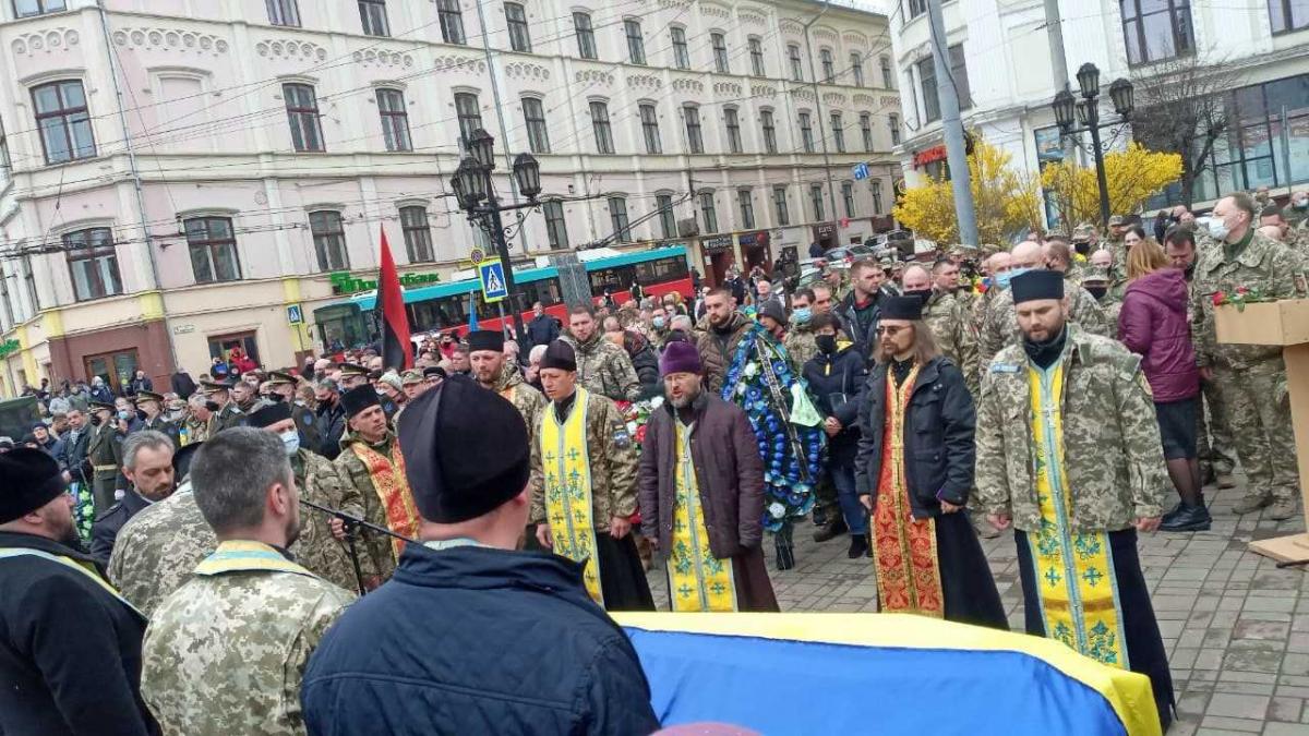 Військового поховають на Алеї героїв Центрального кладовища Чернівців / фото УНІАН Військового поховають на Алеї героїв Центрального кладовища Чернівців / фото УНІАН