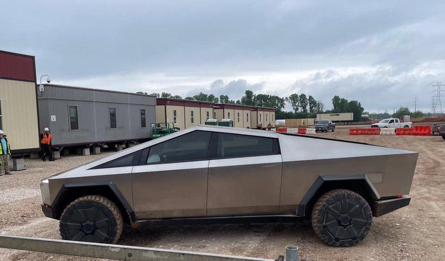Маск проїхався на електрокарі Tesla Cybertruck / фото twitter.com/Model3Owners Маск проїхався на електрокарі Tesla Cybertruck / фото twitter.com/Model3Owners