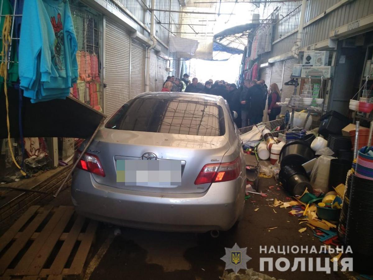 В Харькове неадекватный водитель устроил ДТП на рынке / нацполиция В Харькове неадекватный водитель устроил ДТП на рынке / нацполиция