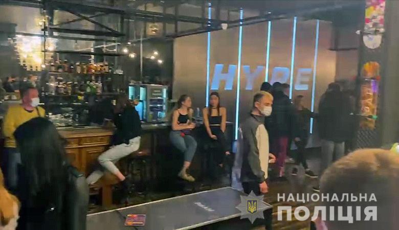 Протоколи склали як на адміністраторів закладів, так і на відвідувачів / фото Нацполіція Протоколи склали як на адміністраторів закладів, так і на відвідувачів / фото Нацполіція