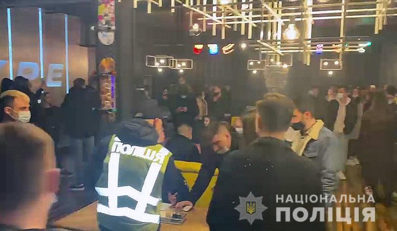 За добу в столиці перевірили понад півтисячі розважальних закладів / фото Нацполіція За добу в столиці перевірили понад півтисячі розважальних закладів / фото Нацполіція
