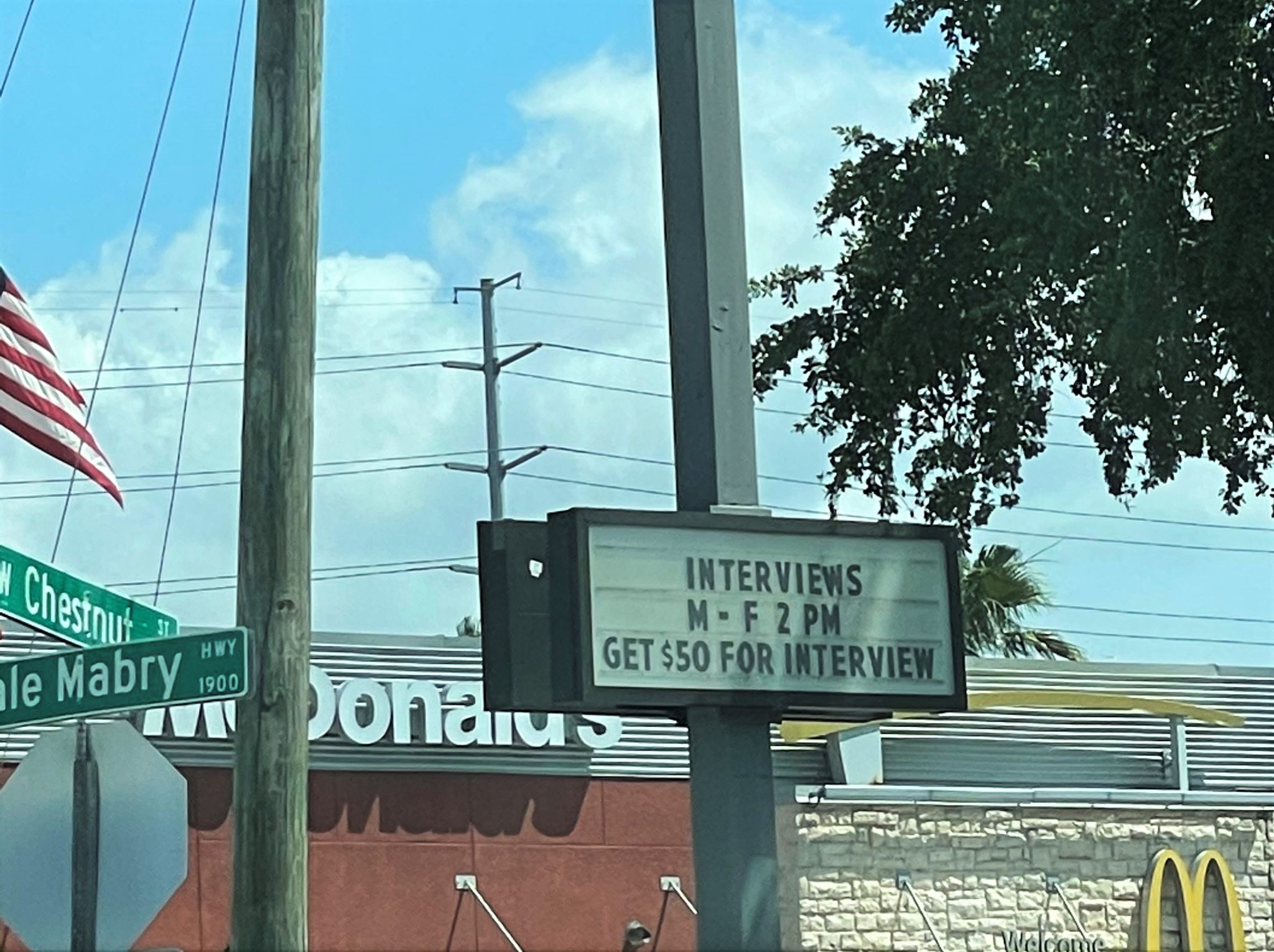 McDonald's во Флориде не хватает сотрудников / фото twitter.com/danyay