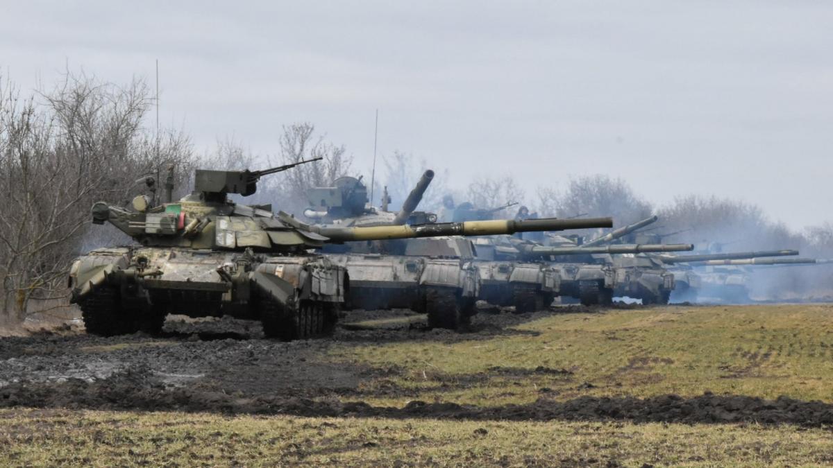 Українські танкісти хоча б інколи бачать ворога в приціл, російські - вже ні / фото REUTERS Українські танкісти хоча б інколи бачать ворога в приціл, російські - вже ні / фото REUTERS