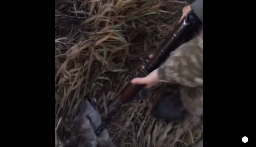 У мережу потрапило відео, як прикордонники знущалися з козулі / скріншот У мережу потрапило відео, як прикордонники знущалися з козулі / скріншот
