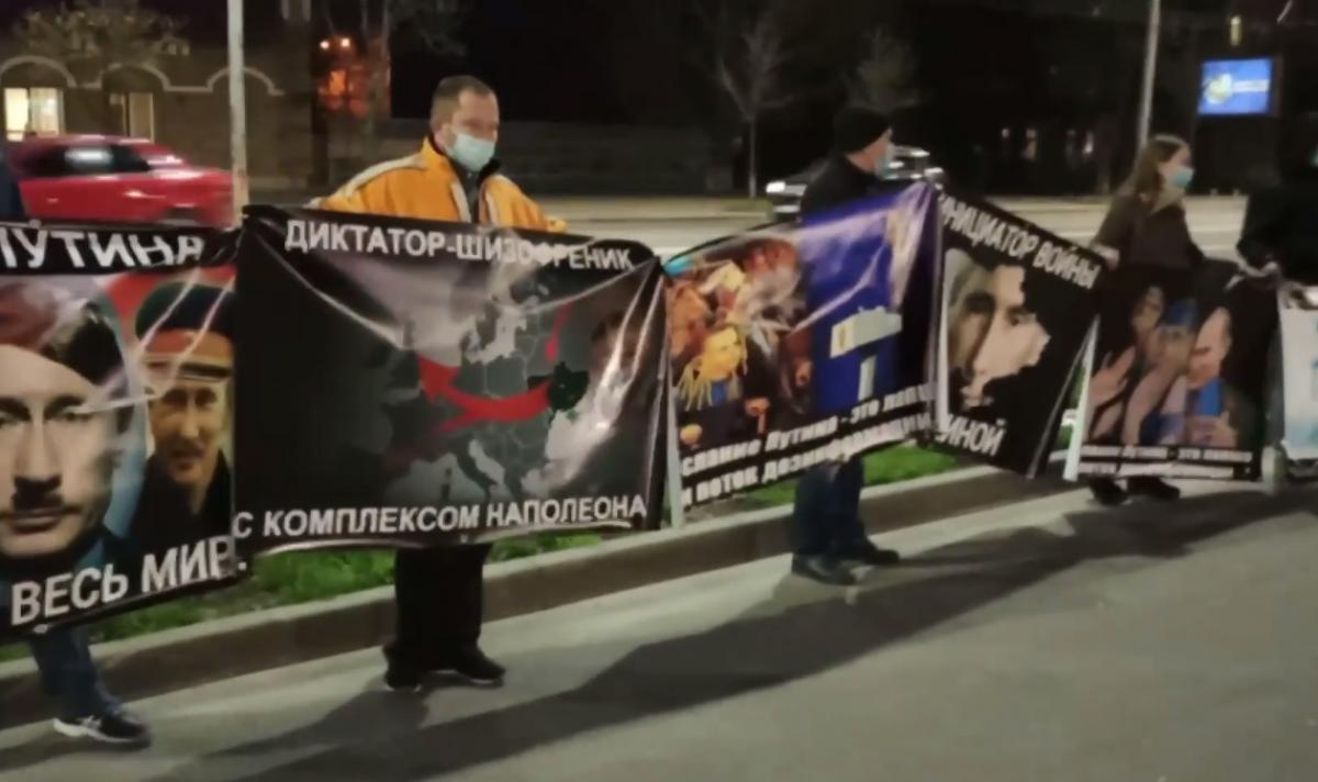 Карикатура на Путина появилась на стенах посольства в Киеве: Москва отреагировала / скриншот Карикатура на Путина появилась на стенах посольства в Киеве: Москва отреагировала / скриншот