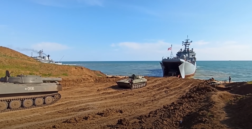 Крым превращен в большую военную базу, заявил Кулеба / Скриншот