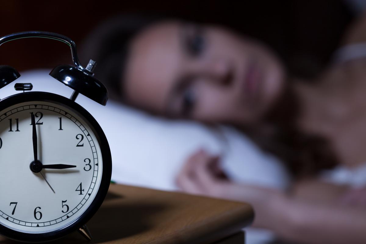 Люди, которые спят меньше 6 часов в сутки, склонны к употреблению большего числа калорий \ фото: ua.depositphotos.com